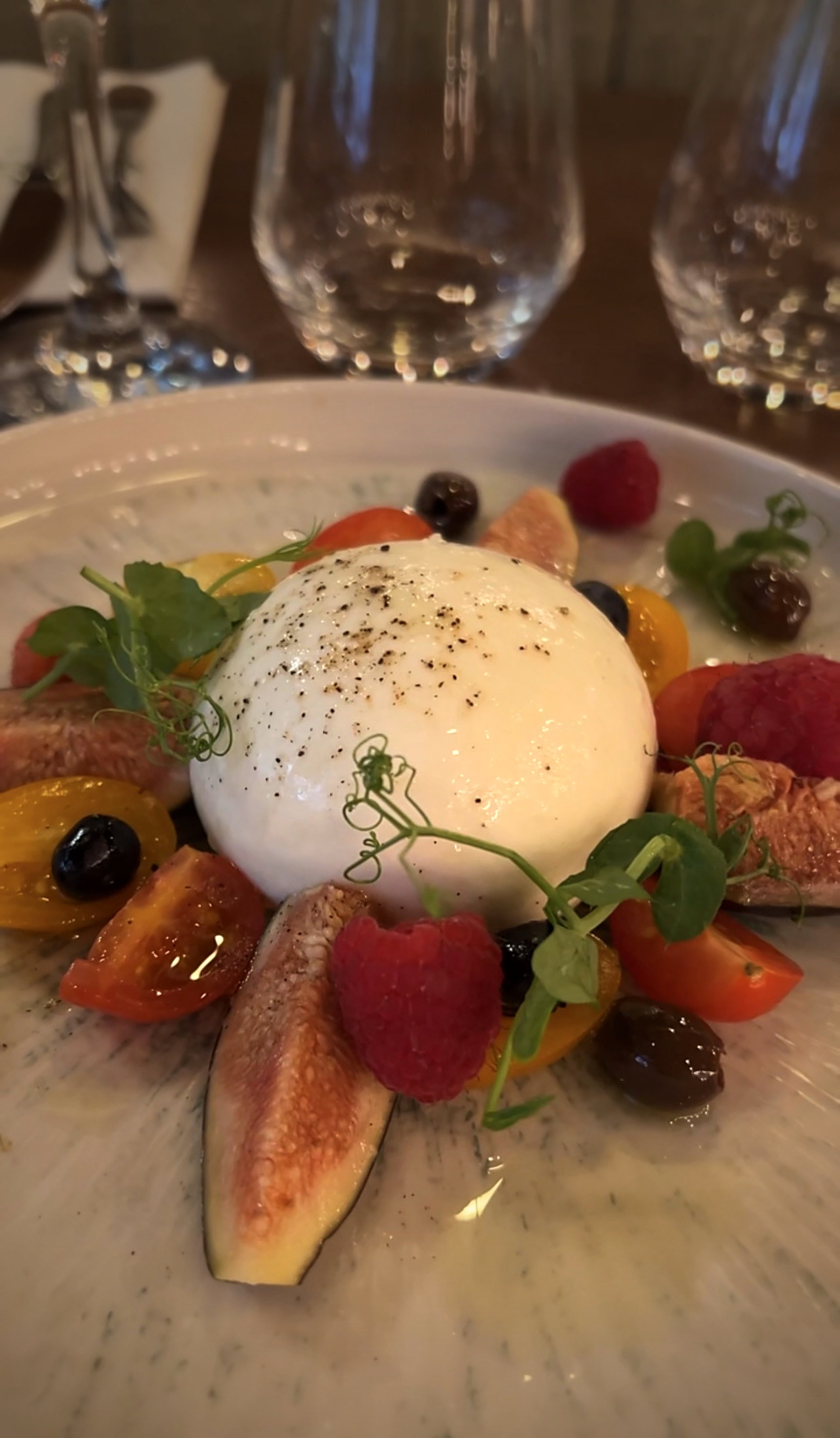 Burrata crémeuse, tomates, figues et olives
